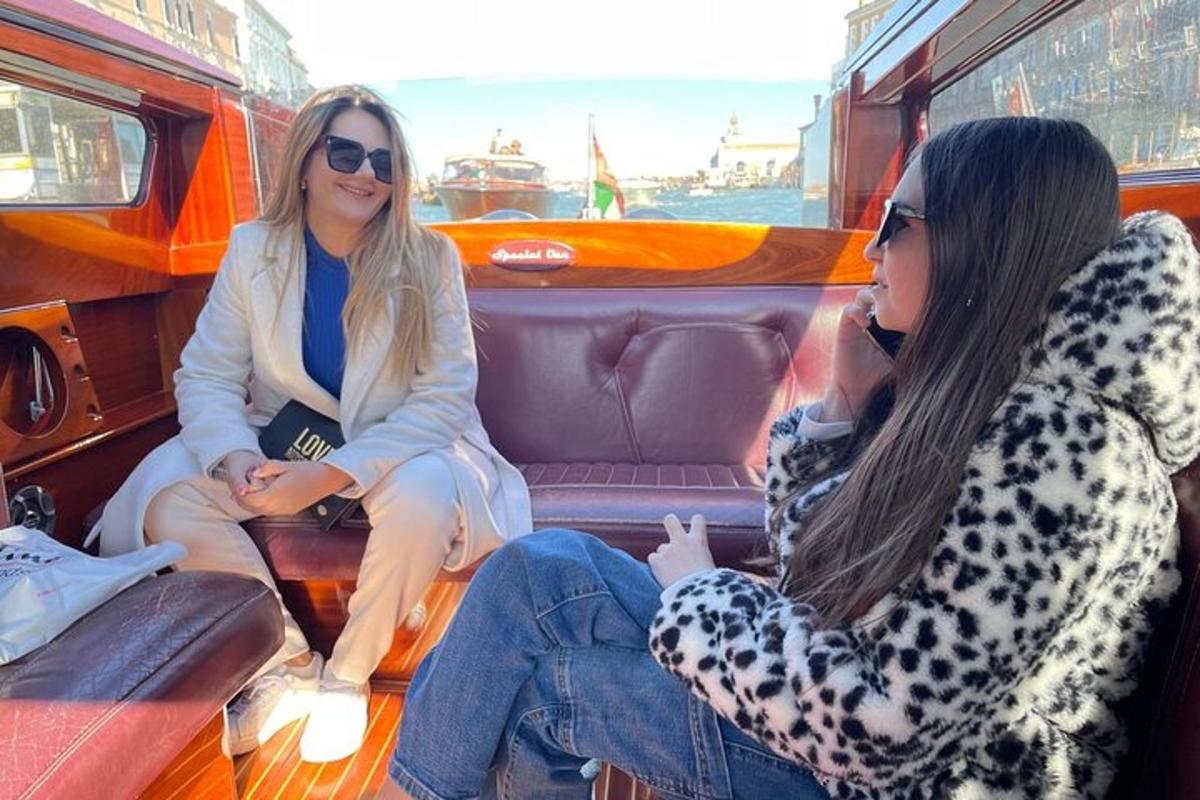 Dos mujeres sentadas en la parte trasera de un autobús
