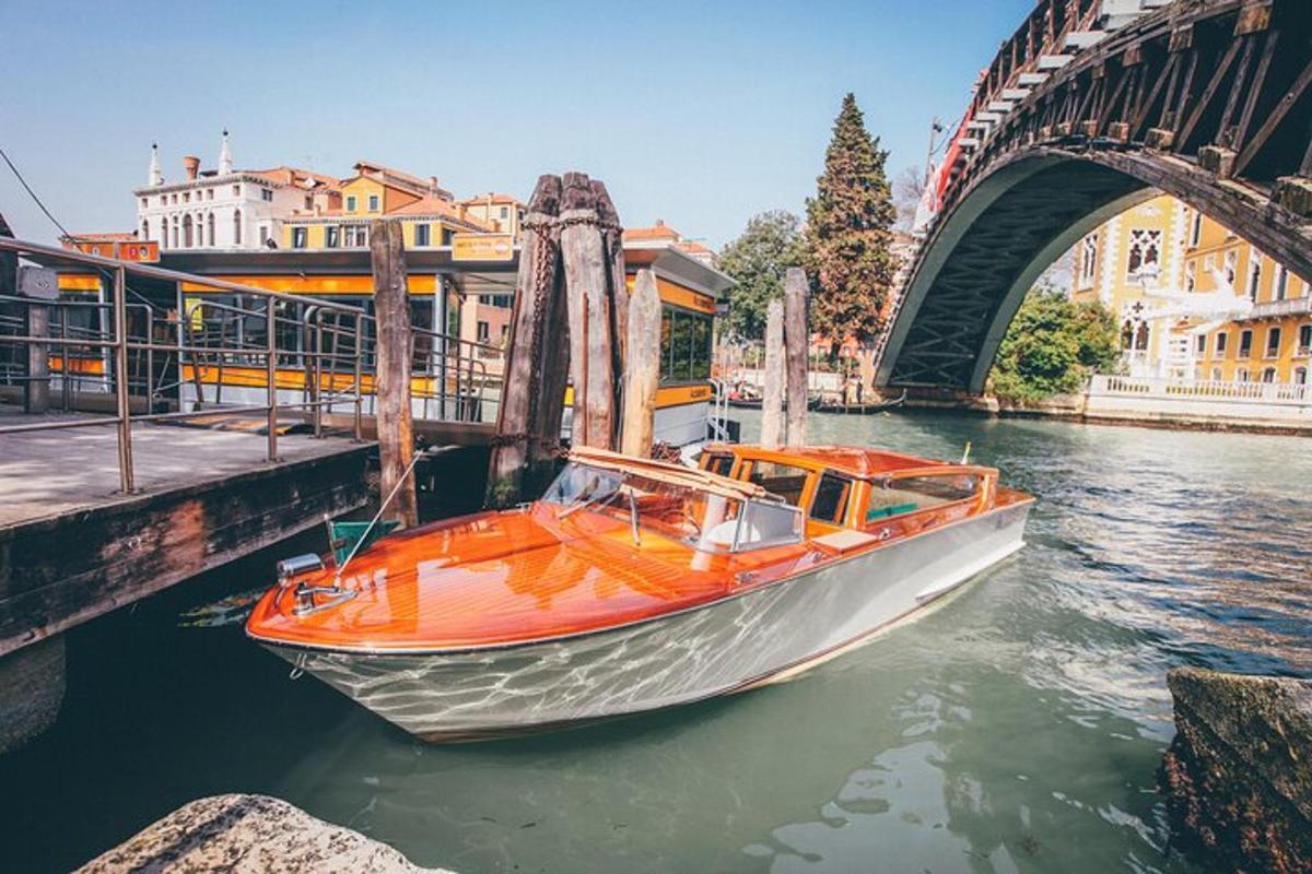 un barco en el agua al lado de un puente