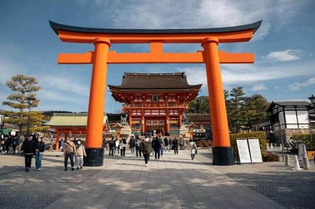 egy narancssárga torii kapu egy épület előtt