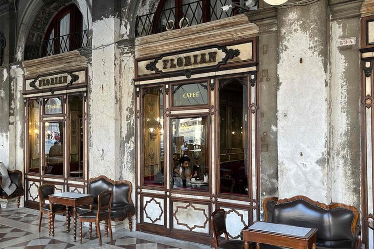 restaurace se stoly a židlemi v budově