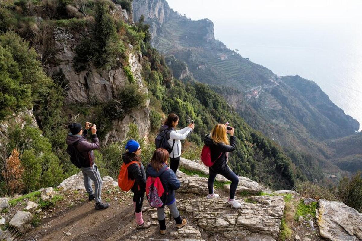 un groupe de personnes prenant des photos d'une montagne