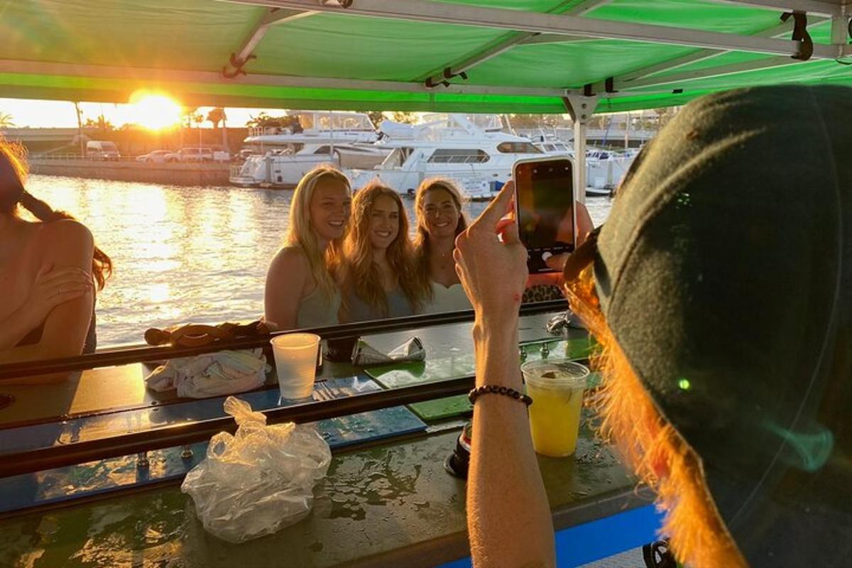 uma mulher tirando uma foto de três garotas em um barco