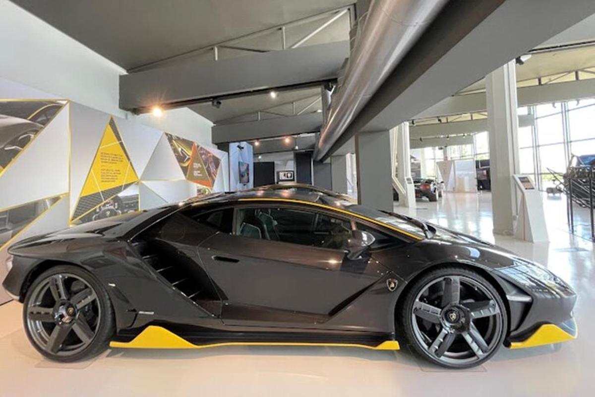 Un coche negro en exhibición en un edificio.