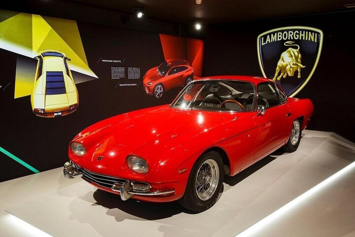 Un coche rojo en exhibición en una exposición de coches.