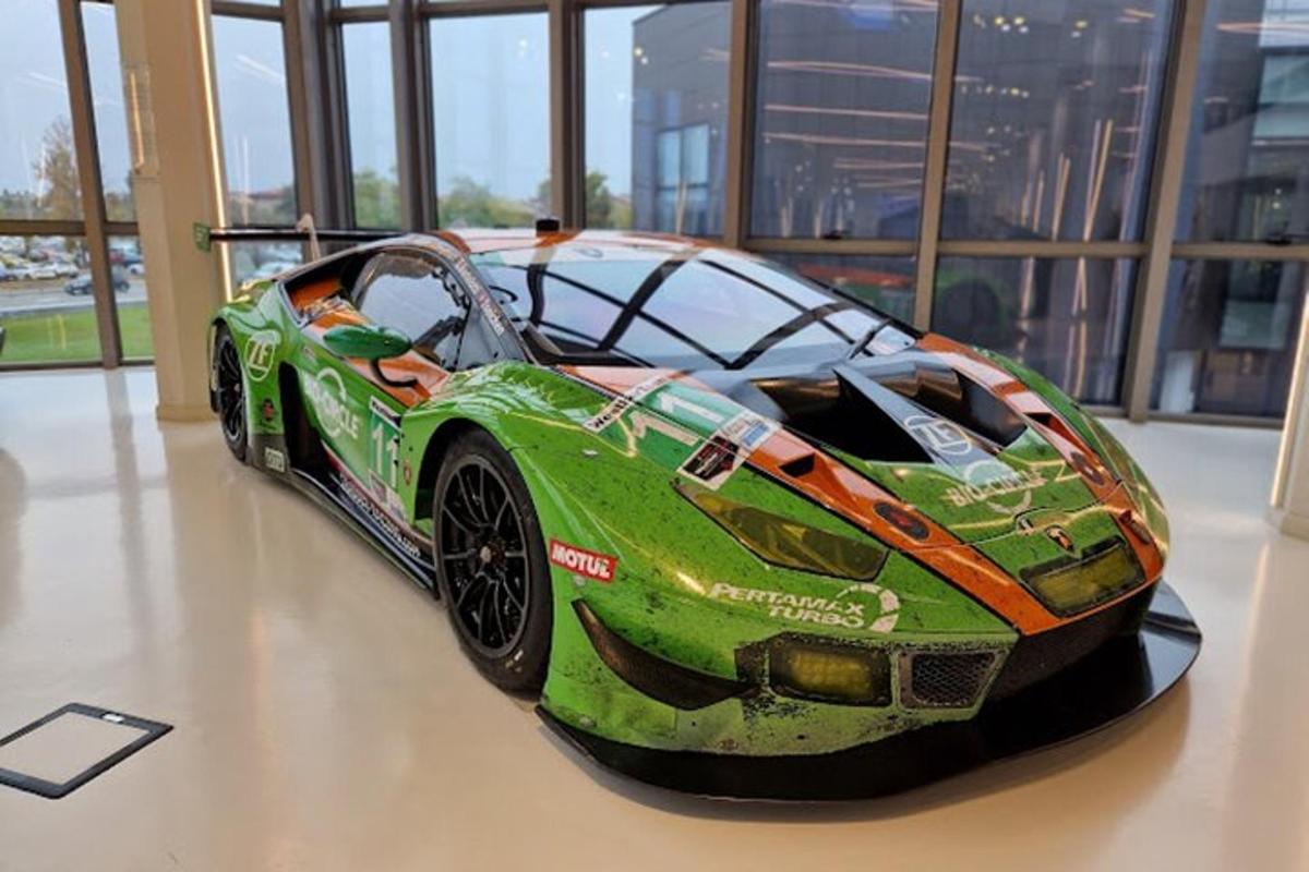 Un coche de carreras verde en exhibición en un edificio