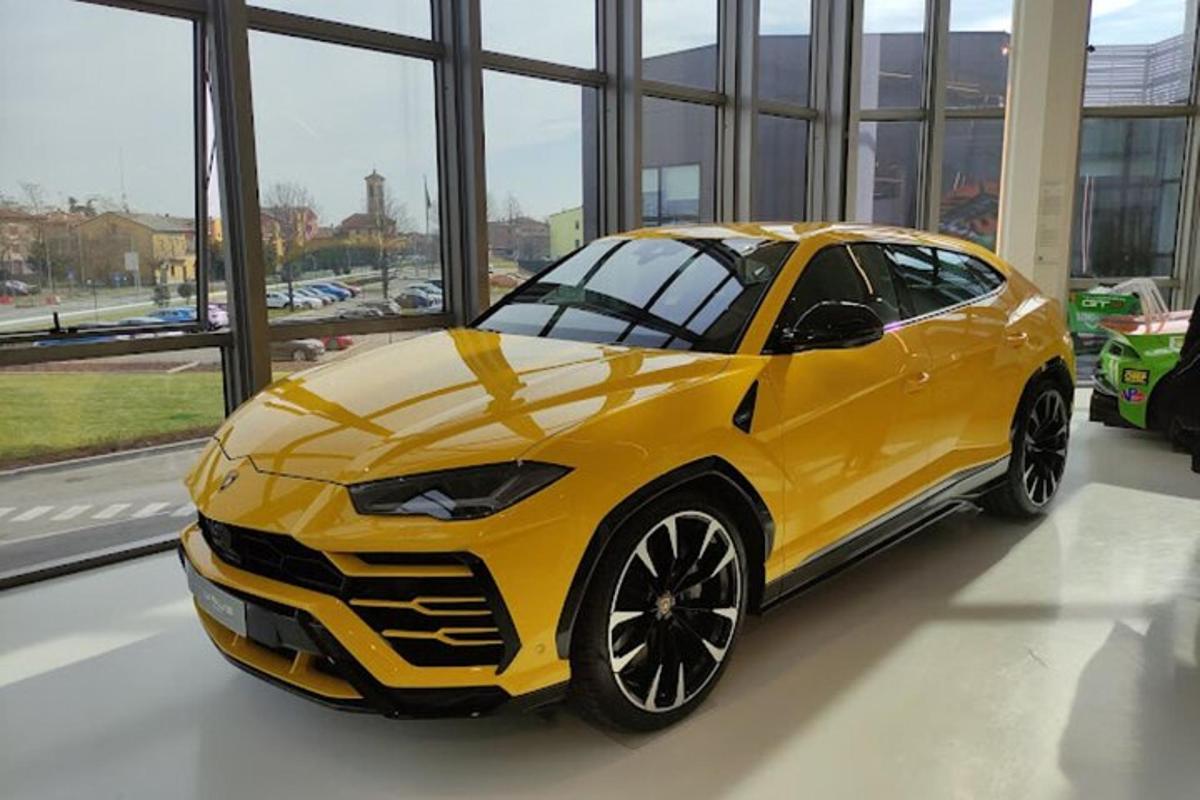 Un coche amarillo está aparcado en un edificio.