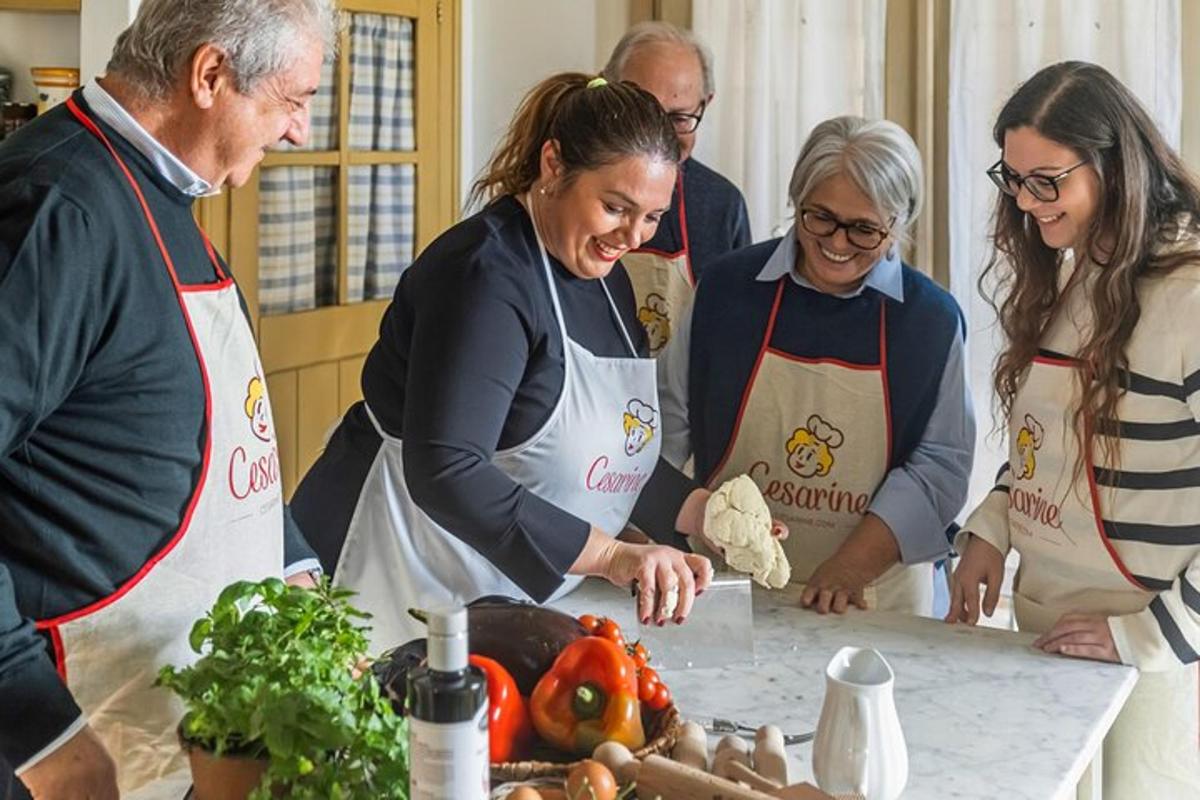 un gruppo di persone in cucina che preparano il cibo