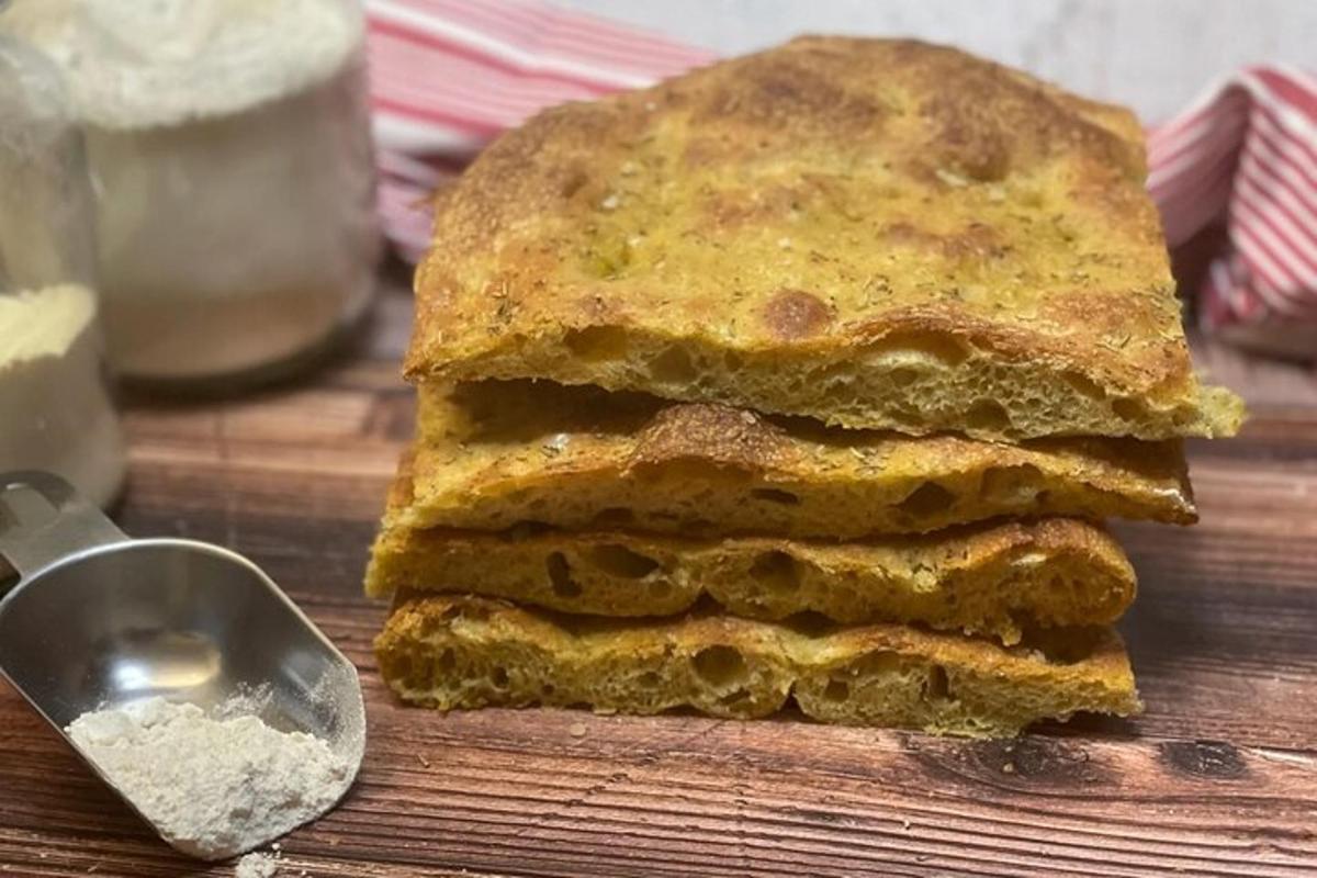 una pila di cibo su un tagliere con un cucchiaio