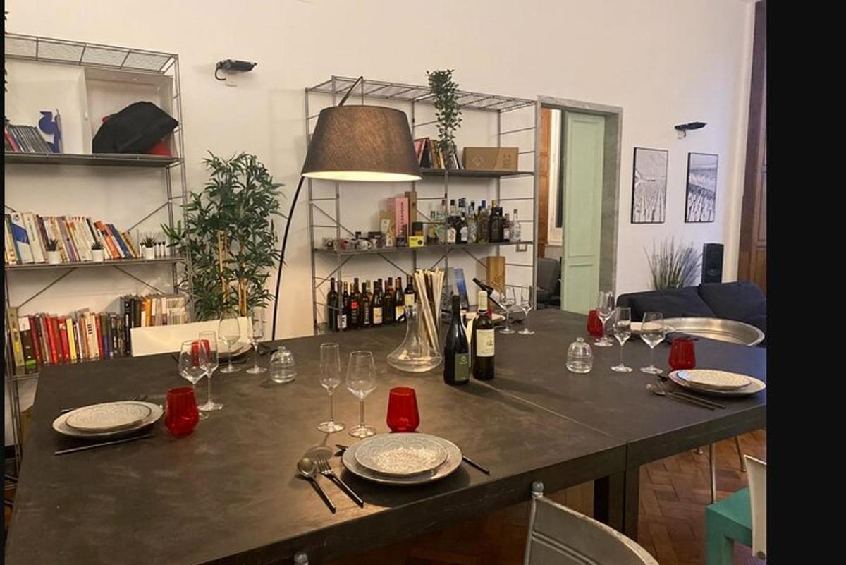o masă cu farfurii și pahare de vin pe ea