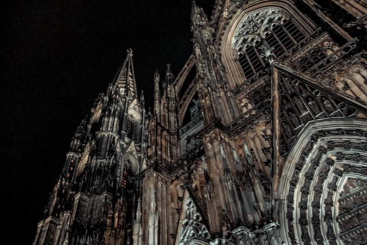un primo piano di una grande cattedrale di notte