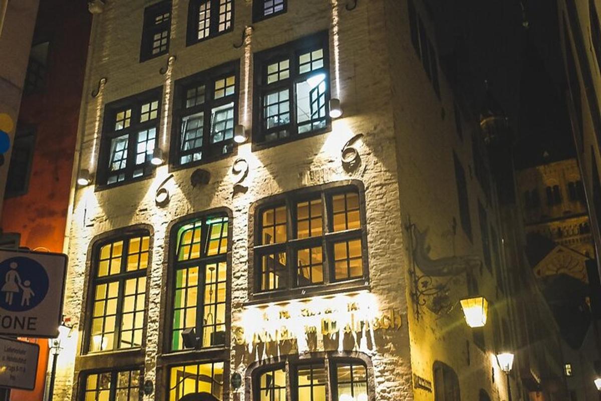 un edificio con un orologio su un lato