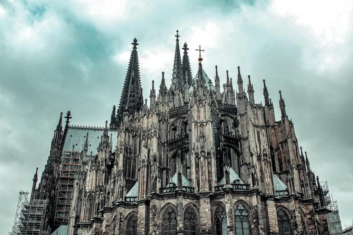un grande edificio cattedrale con un cielo sullo sfondo