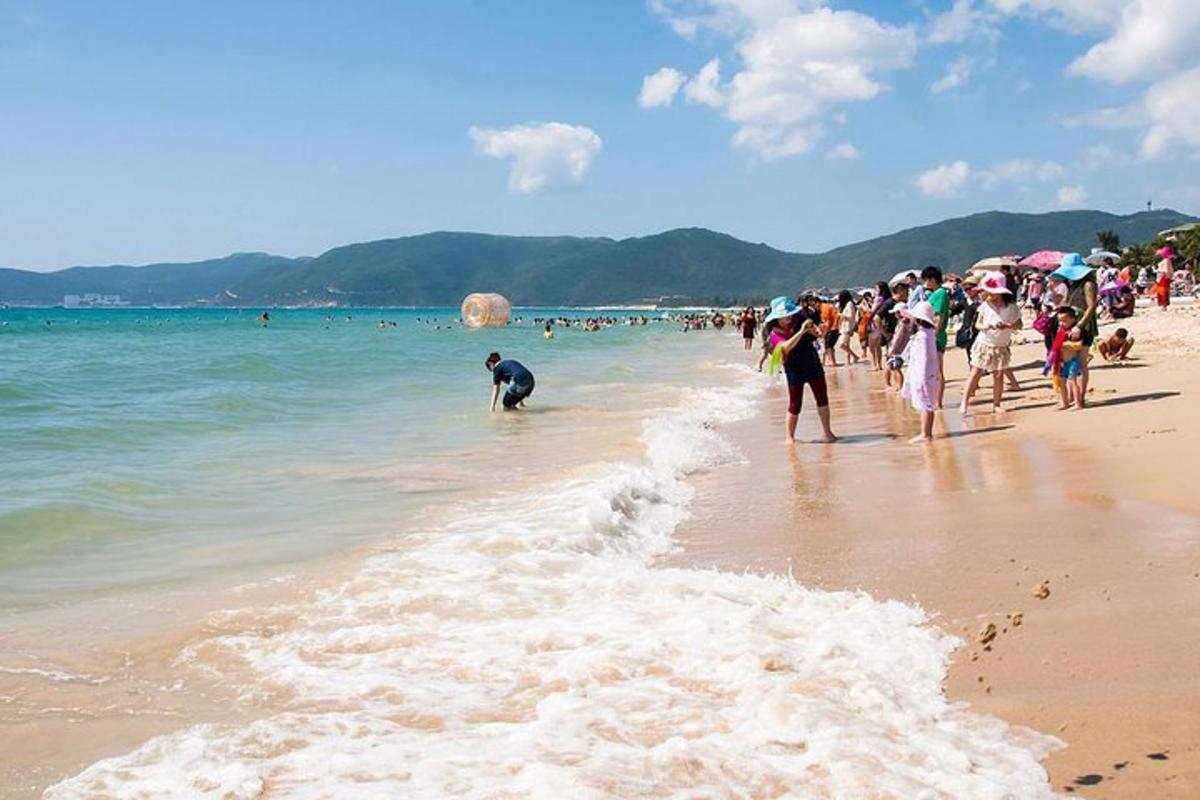 一群人站在海滩上