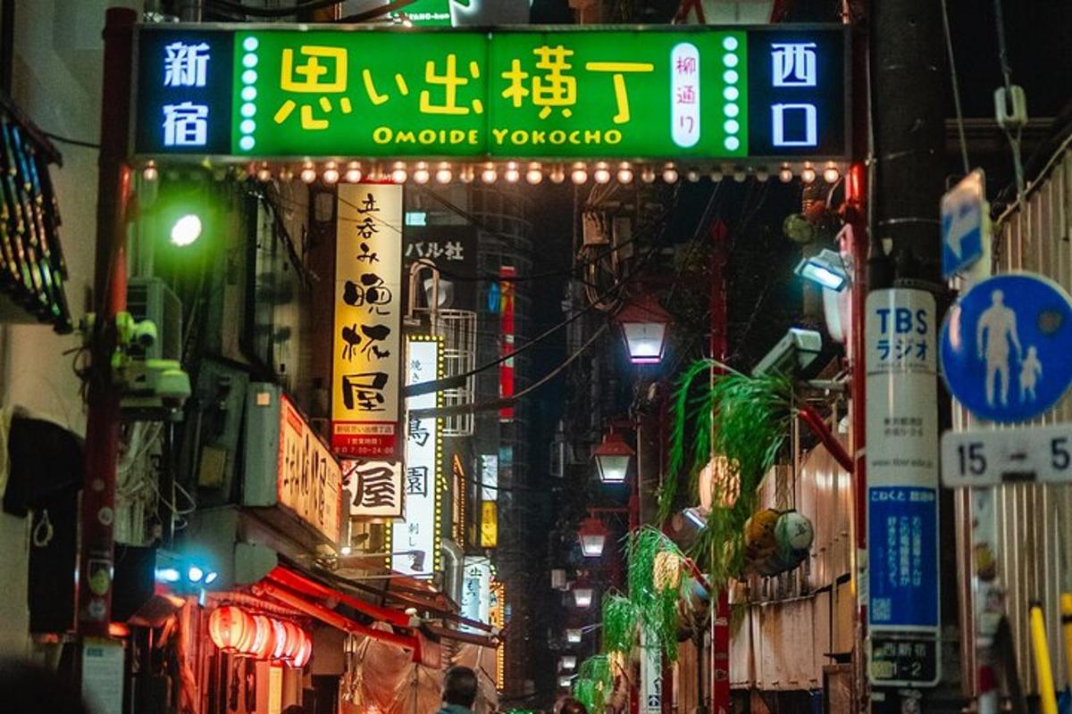 una strada con cartelli in una città asiatica di notte
