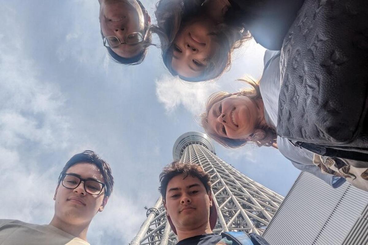 un gruppo di persone in piedi davanti alla torre Eiffel