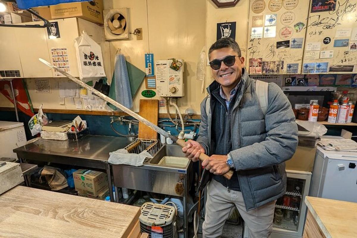 un uomo in piedi in cucina che tiene in mano una pagaia