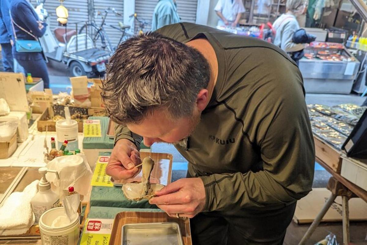 un uomo sta lavorando su un pezzo di legno