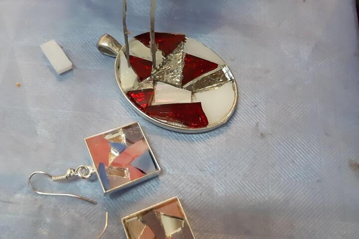 ένας καθρέφτης και ένα κολιέ σε ένα τραπέζι
