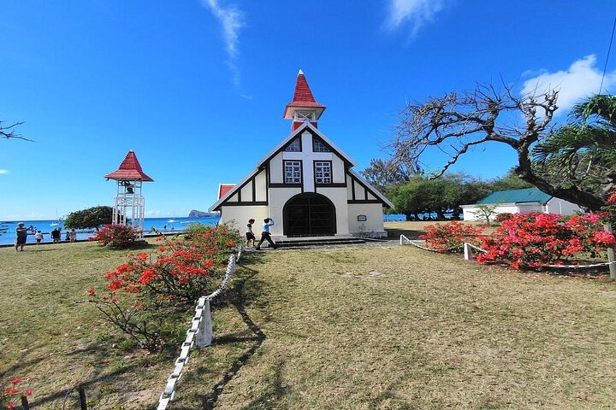 畑の上に塔のある建物