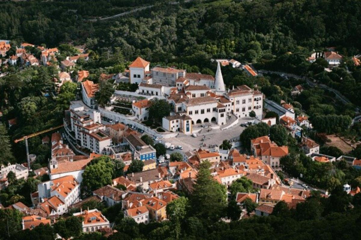 Letecký pohled na malé město s budovami