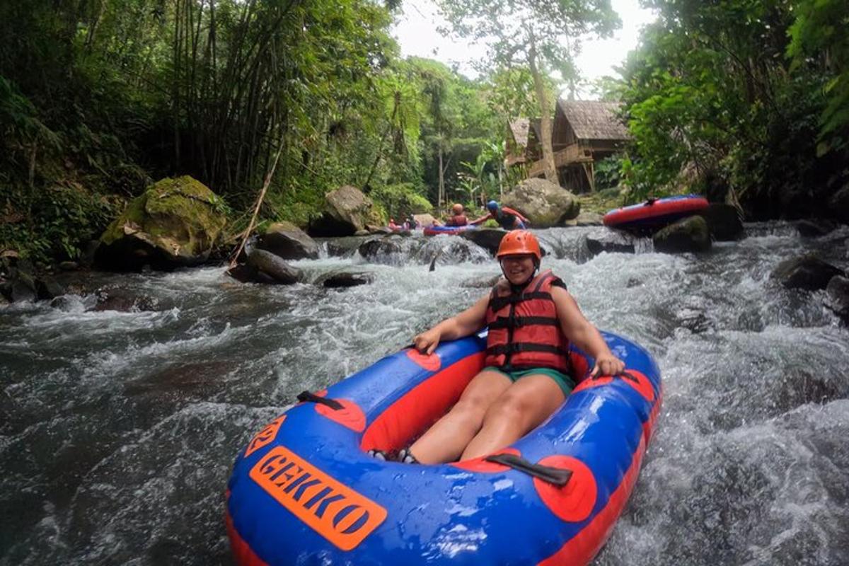 seorang lelaki duduk di atas rakit di sungai