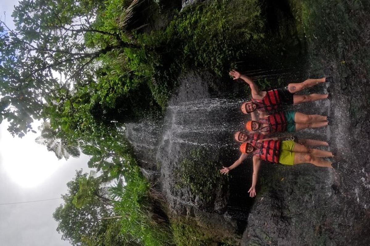 seseorang sedang memanjat dinding batu