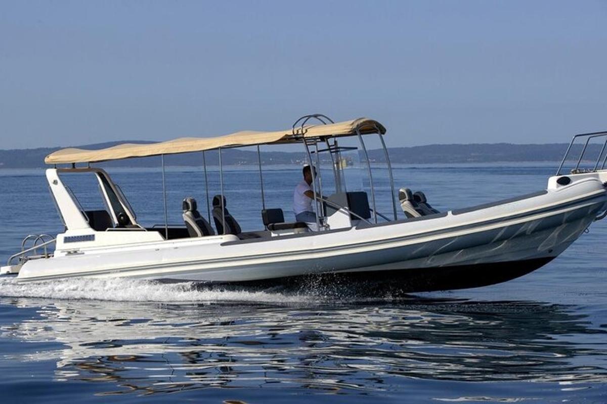 ein Mann, der ein Boot auf dem Wasser fährt