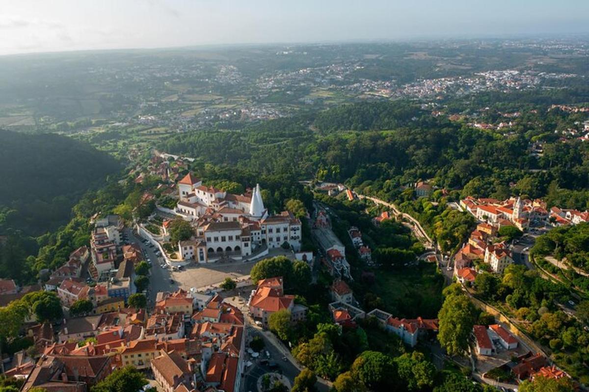 Letecký pohled na město s hradem