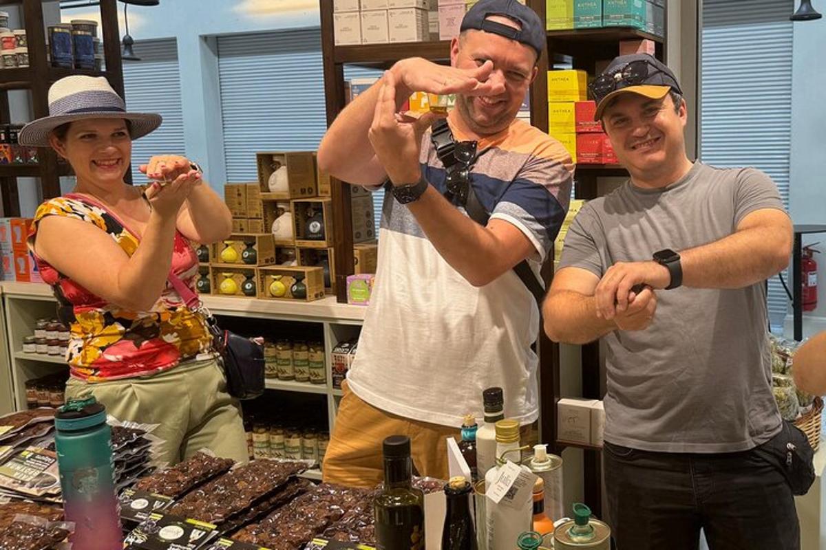 skupina ľudí stojacich v obchode a pijúcich