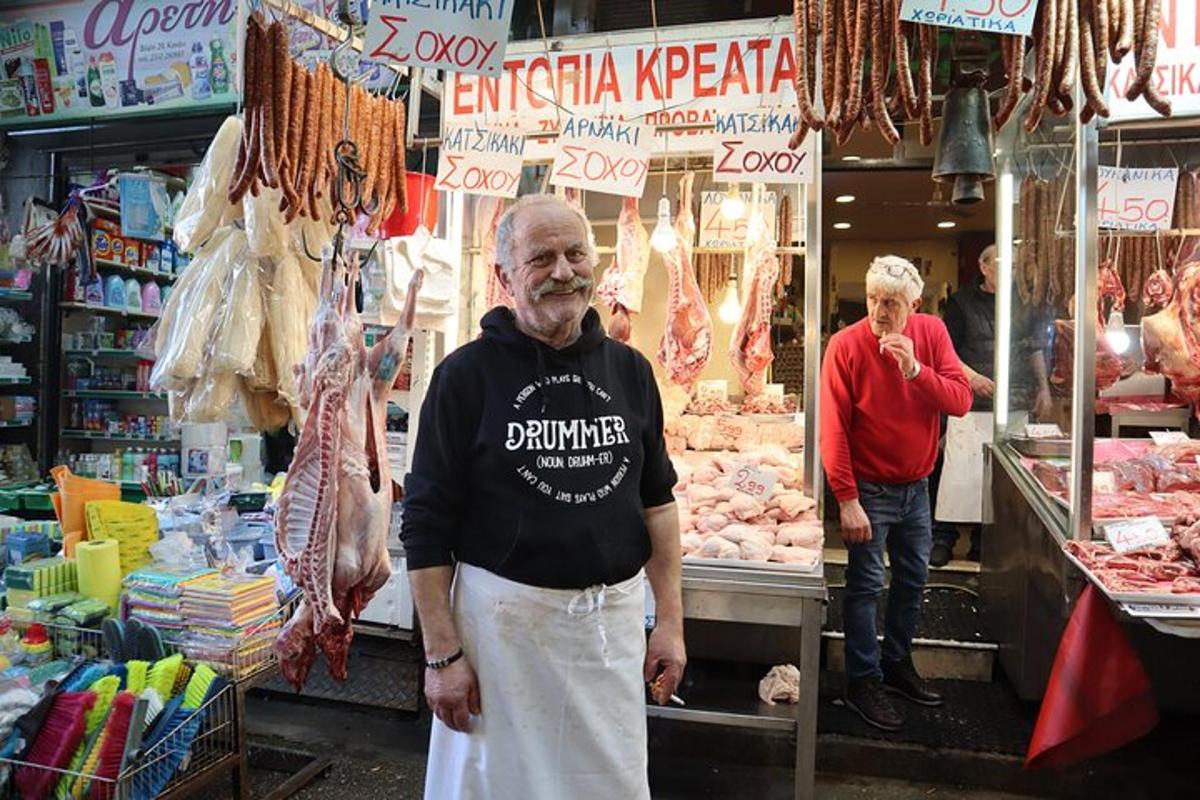 um homem mais velho parado em frente a um mercado de carnes