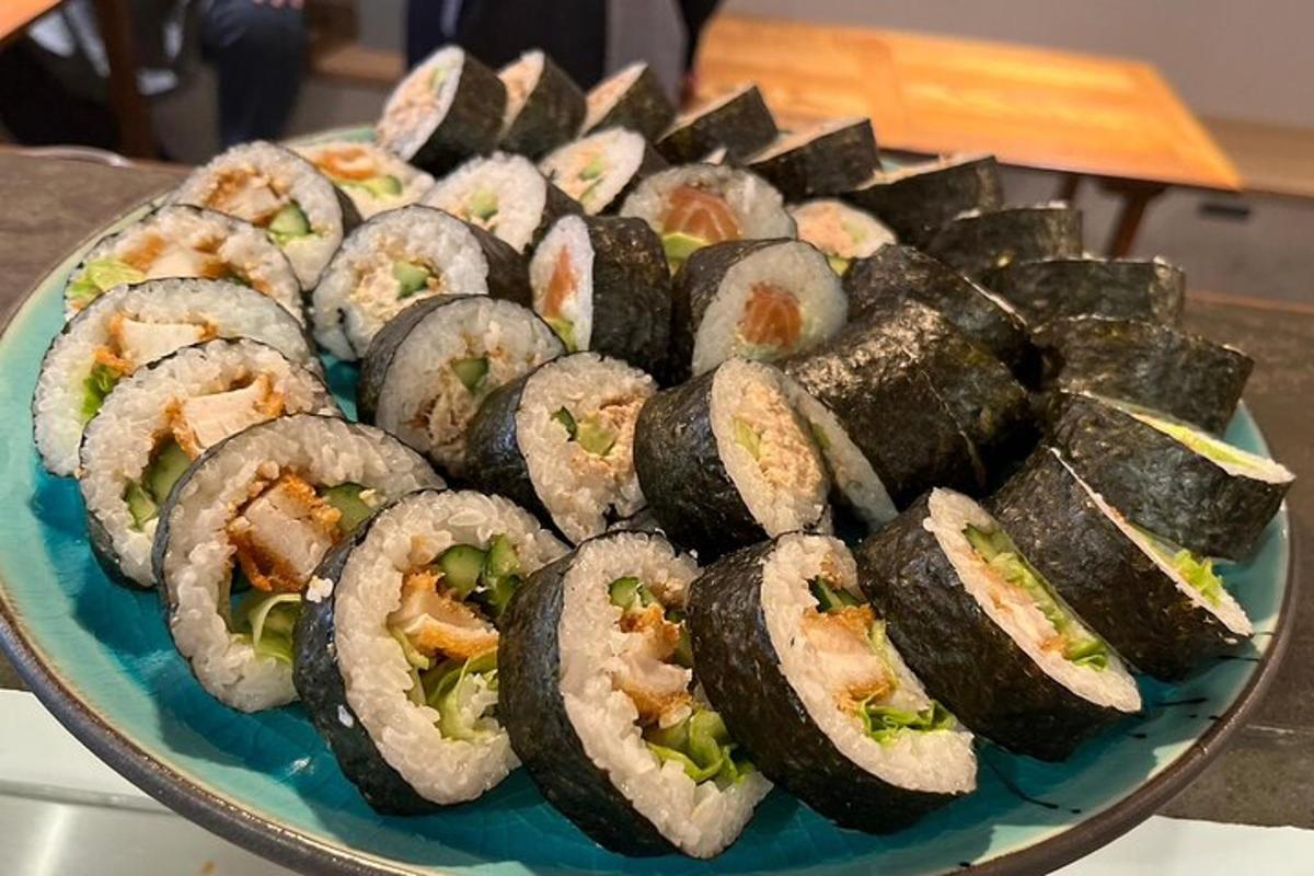 talíř sushi na stole