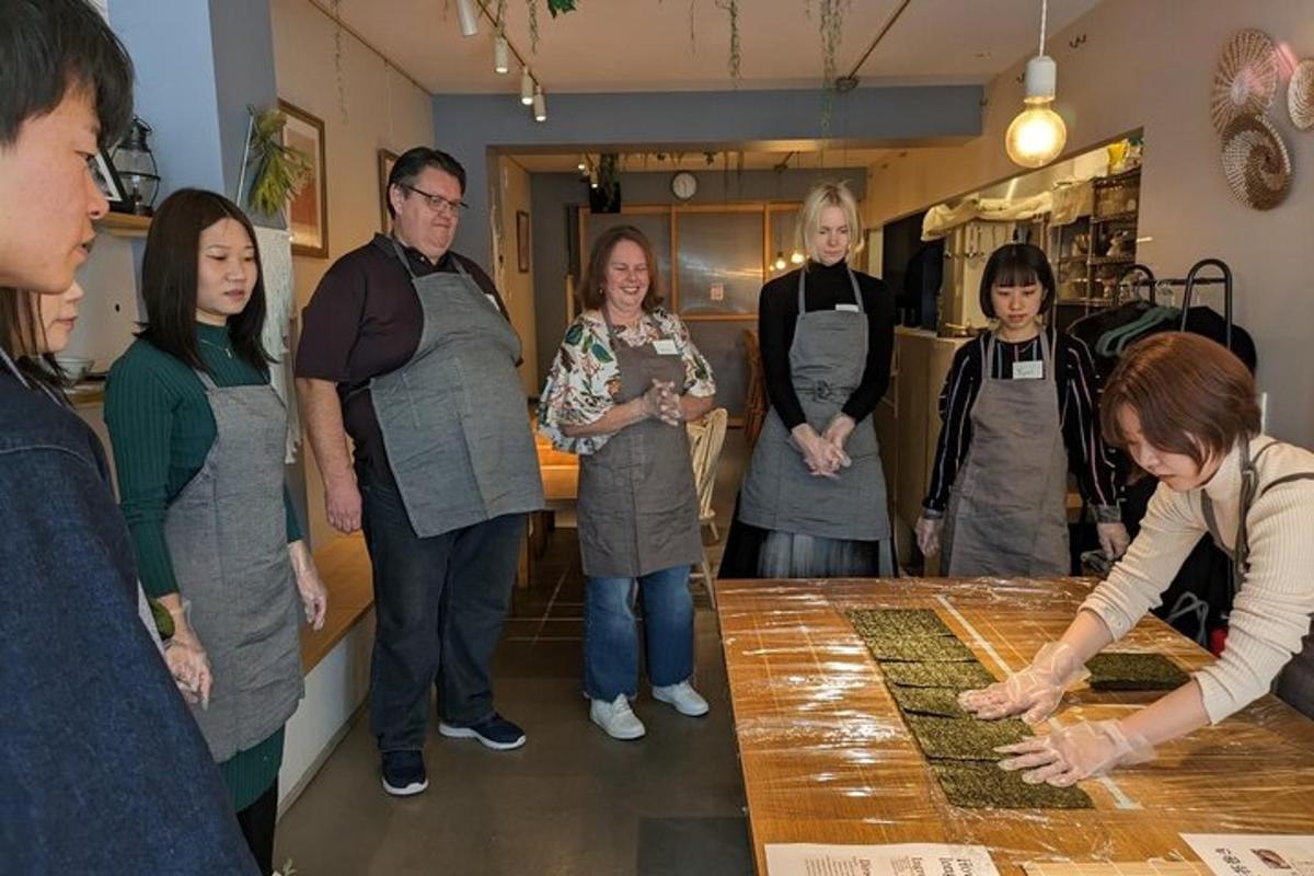 un grupo de personas de pie alrededor de una mesa
