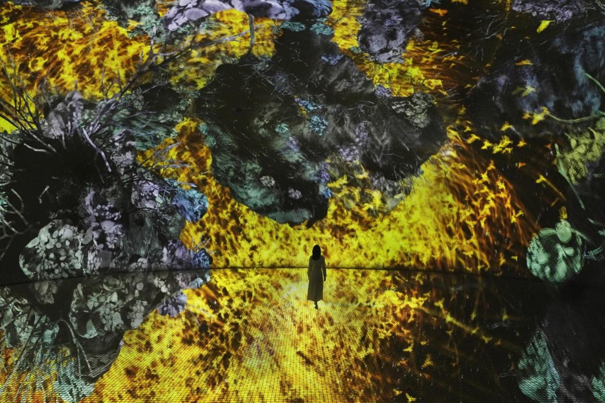 絵画の中の柱の上に止まっている鳥