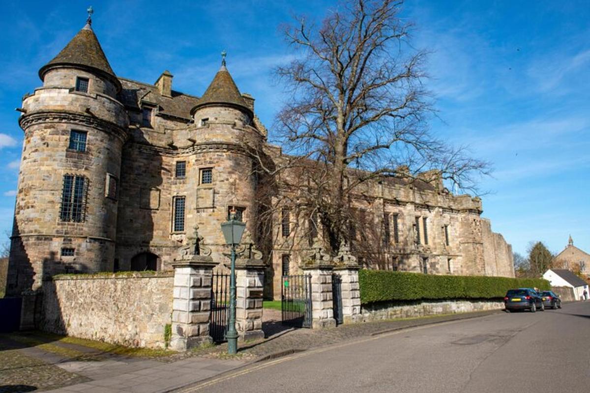 ein altes Schloss mit einem davor geparkten Auto