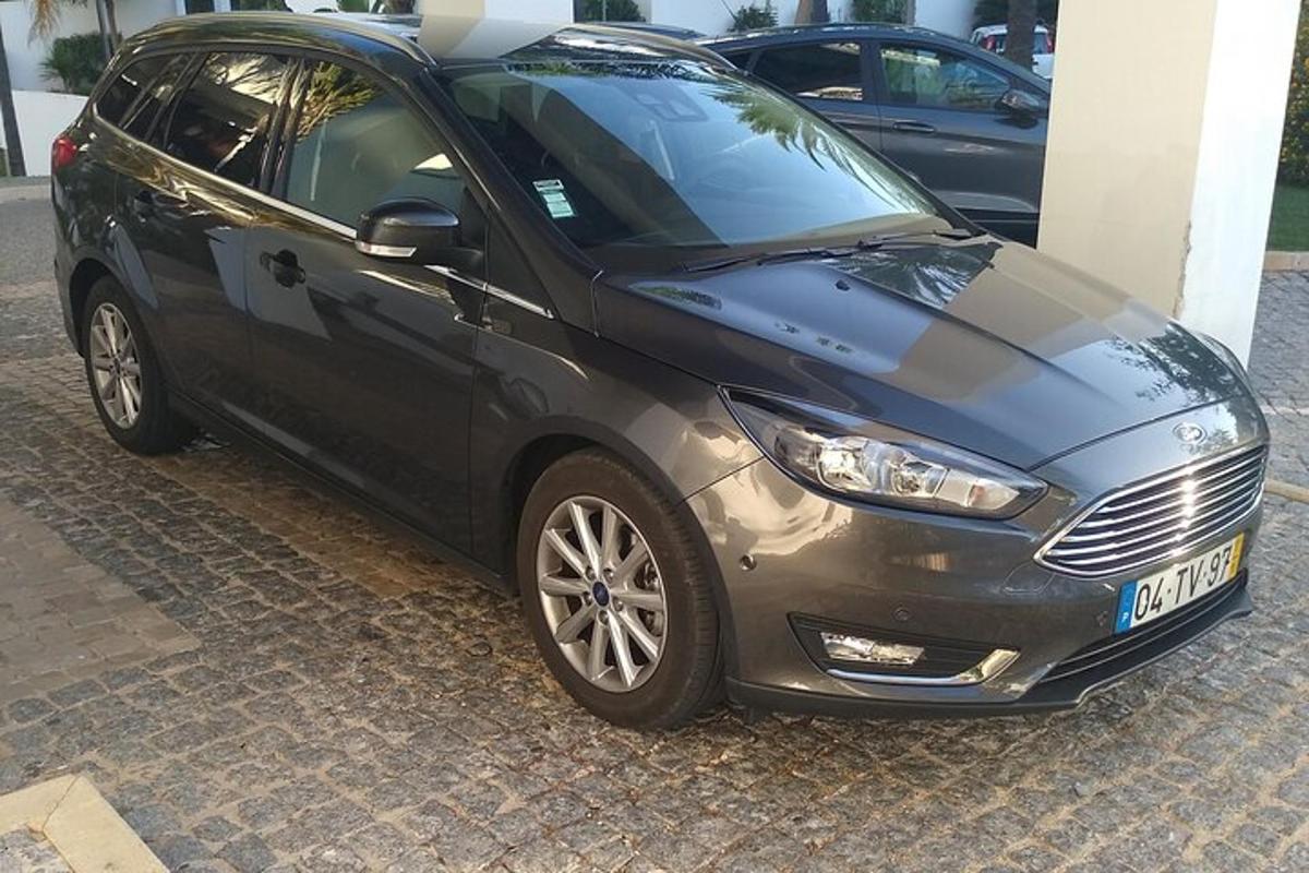 un'auto nera parcheggiata accanto a un edificio