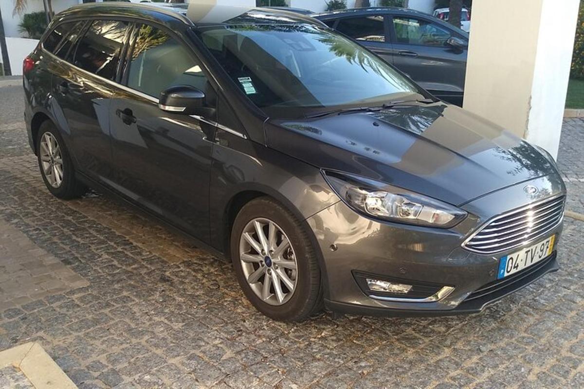 černé auto zaparkované vedle budovy