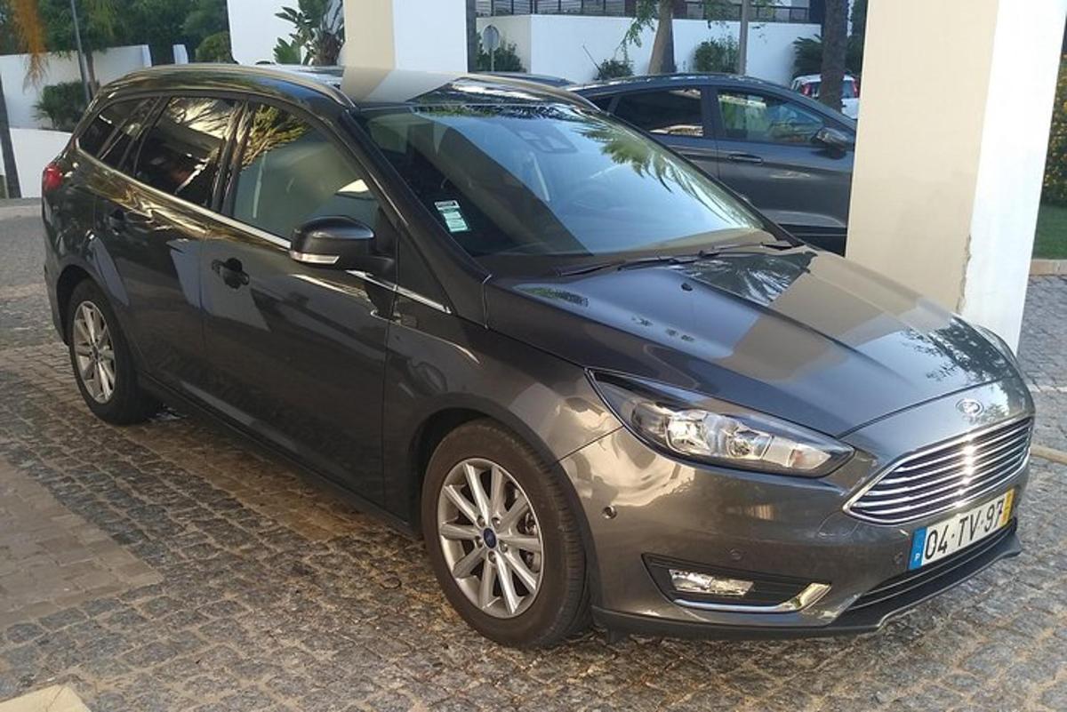 černé auto zaparkované před budovou