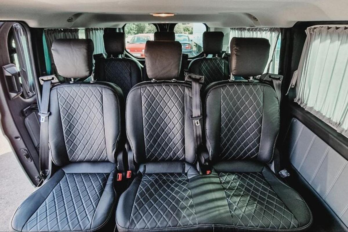 ein Blick auf die Rücksitze eines Autos