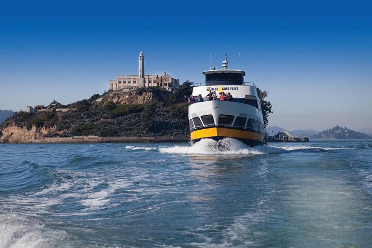 μια βάρκα στο νερό μπροστά από ένα νησί