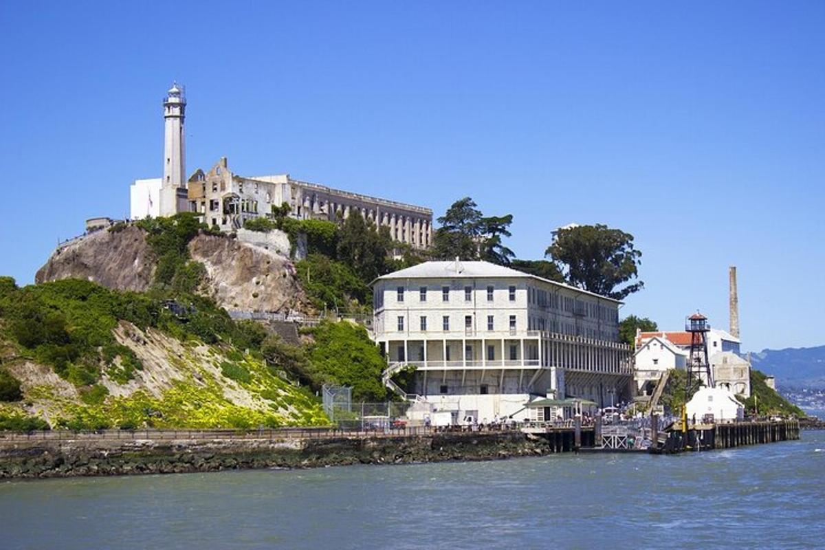 um edifício no topo de uma colina com um farol