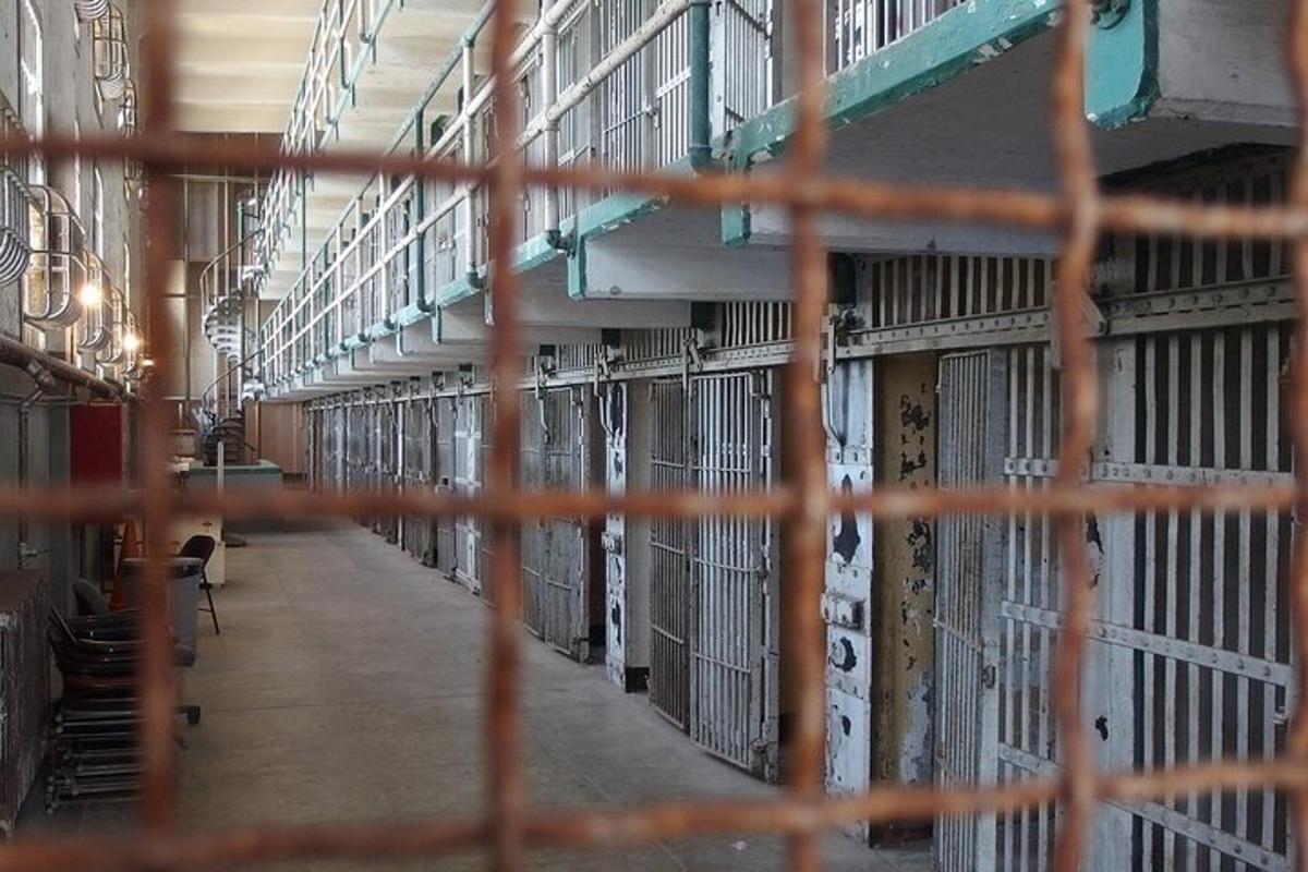 uma vista de um corredor de prisão com celas