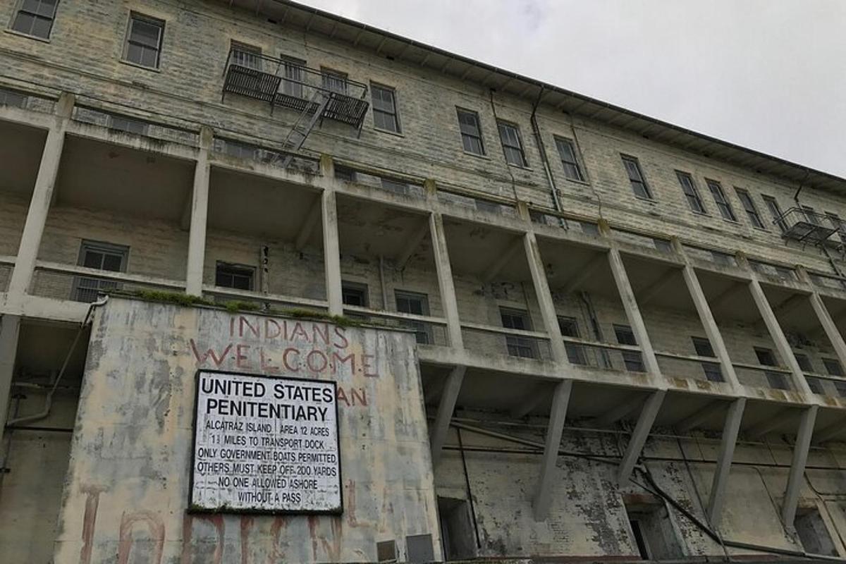 ένα παλιό κτίριο με μια πινακίδα στο πλάι του