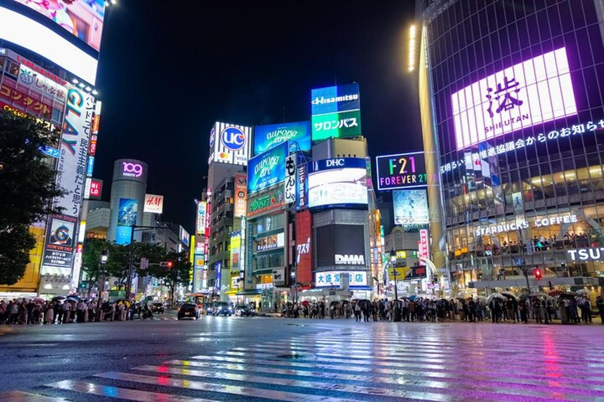 夜晚繁华的城市街道，建筑物林立