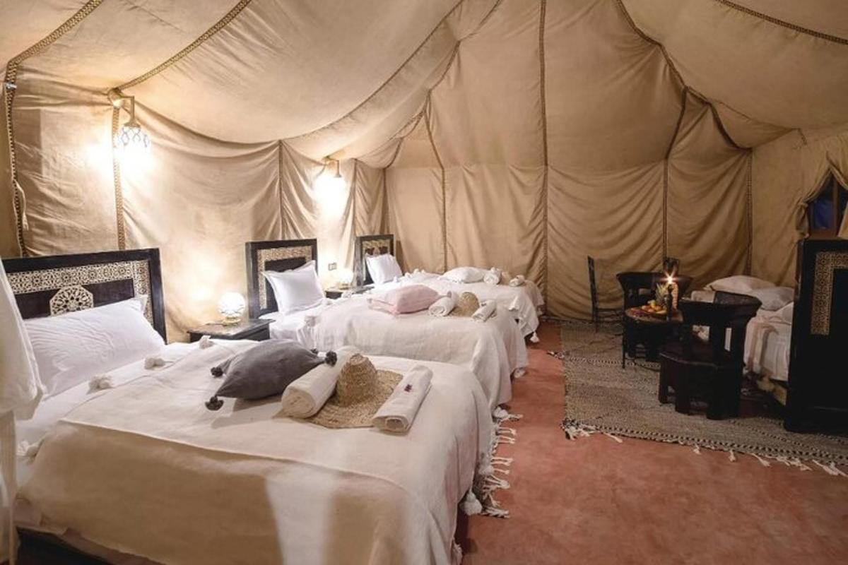 um quarto com quatro camas em uma barraca