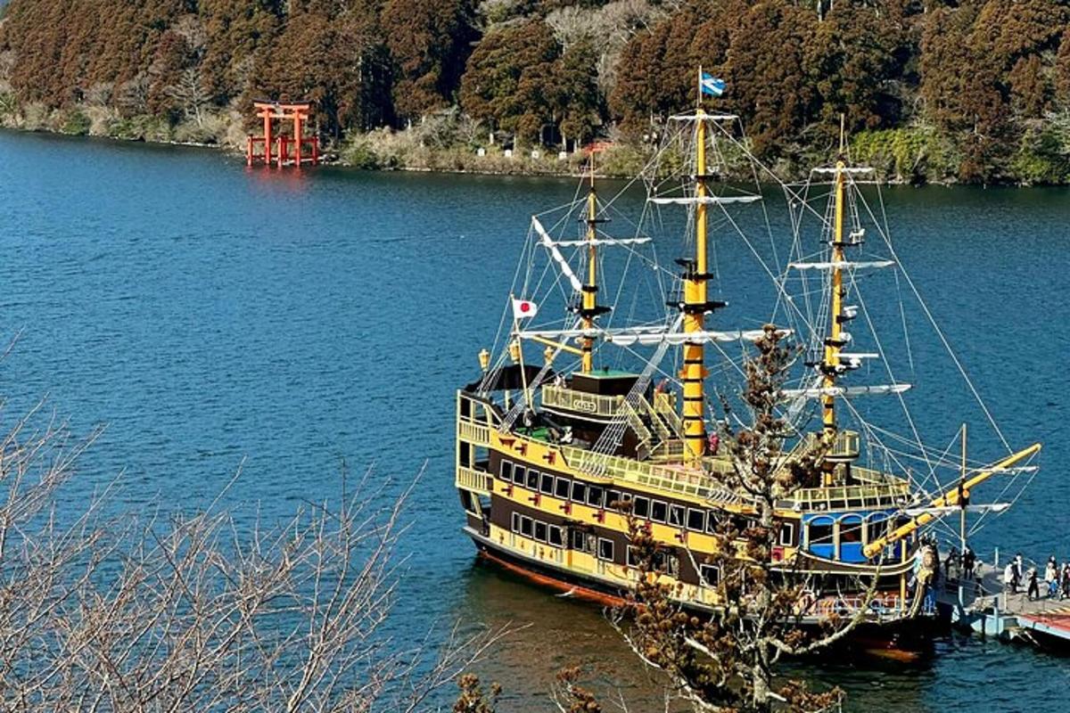 büyük bir tekne suya demir attı