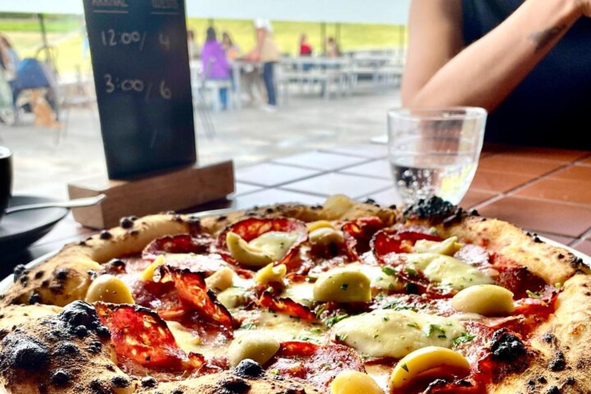 uma pizza em cima de uma mesa