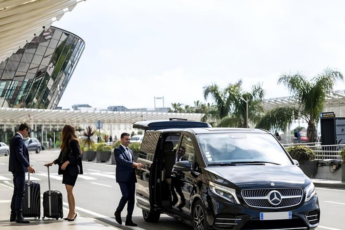Skupina lidí stojících vedle auta Acedes Benz
