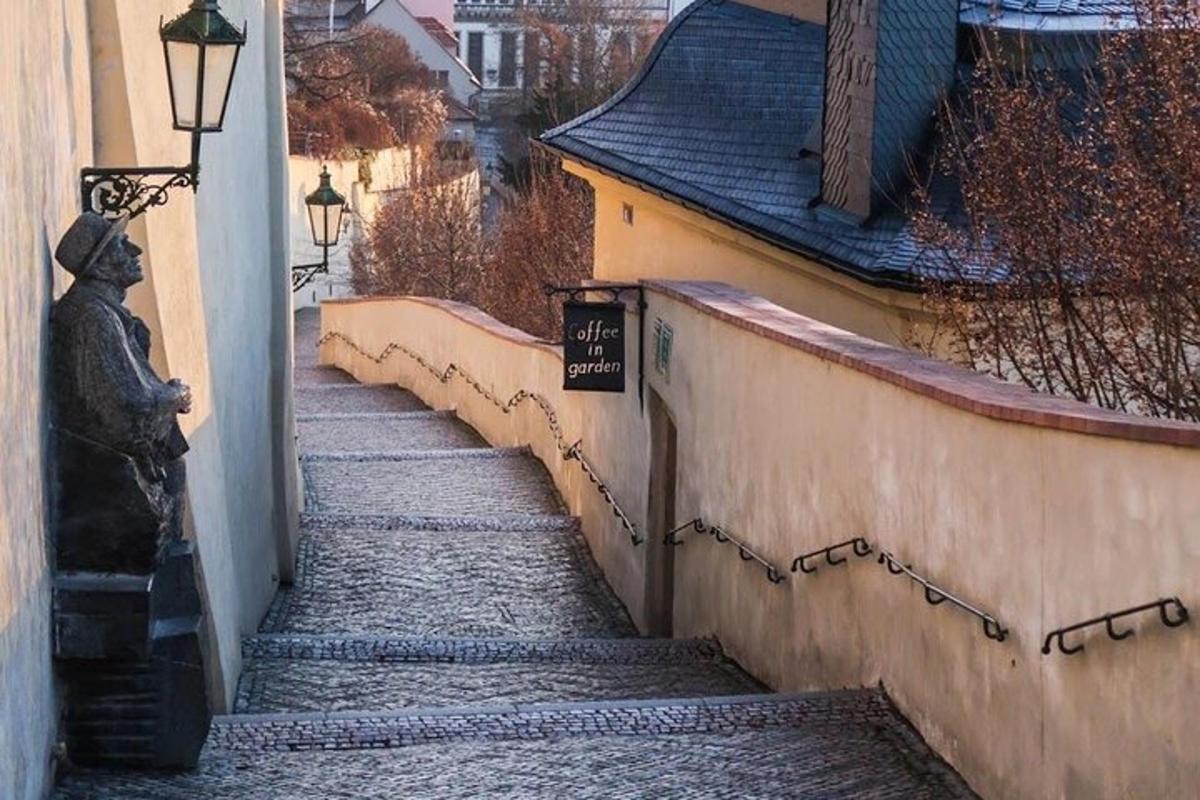 schodisko so sochou vedľa budovy