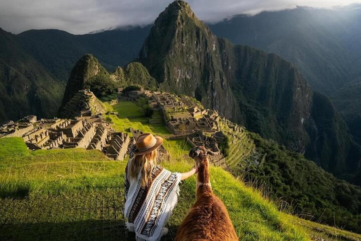 una donna in piedi su una collina che guarda le rovine di una montagna