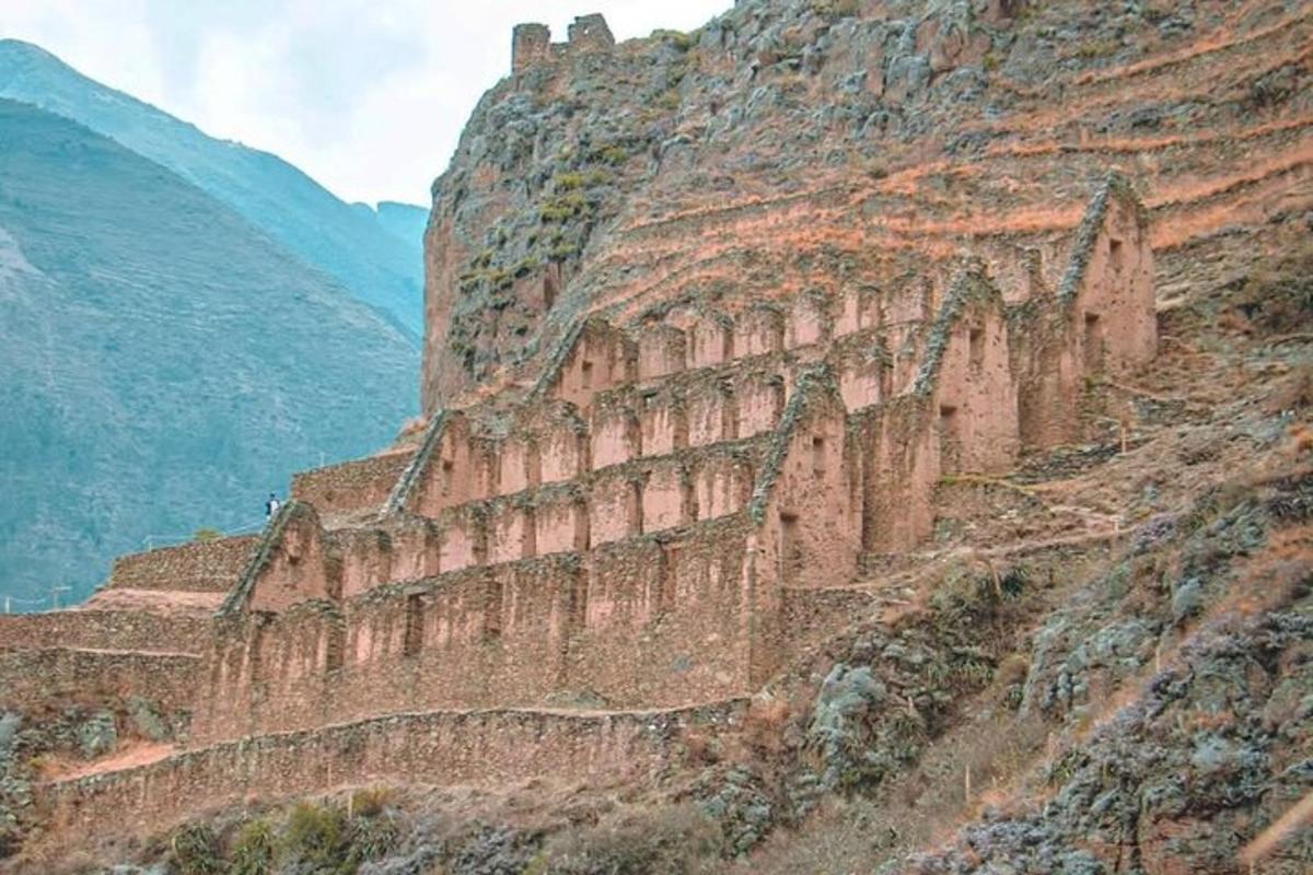 un edificio sul fianco di una montagna